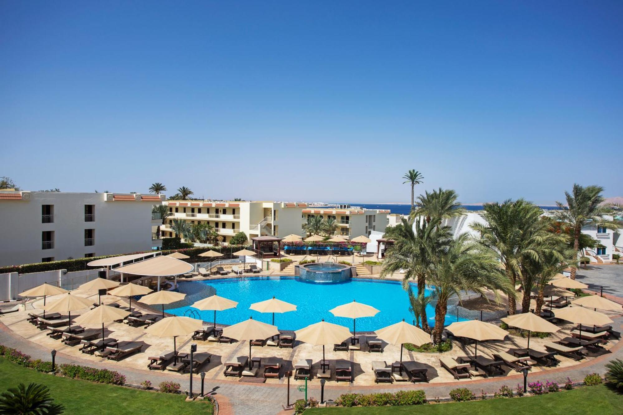Sultan Gardens Resort Sharm El-Sheikh Exterior foto The swimming pool at the Hilton Sharm El Sheikh