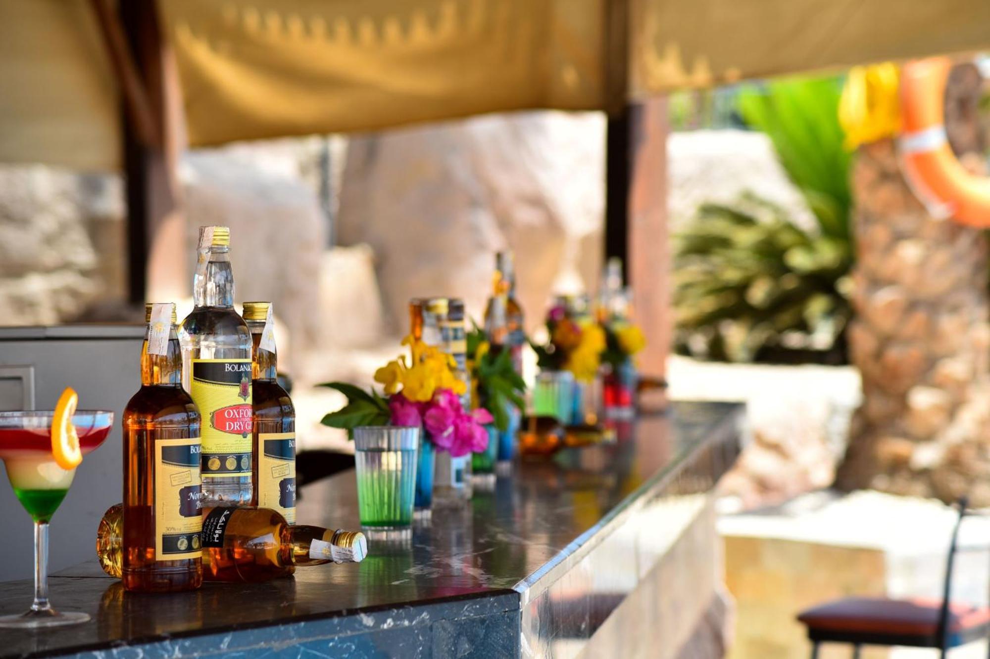 Sultan Gardens Resort Sharm El-Sheikh Exterior foto A bar at a resort