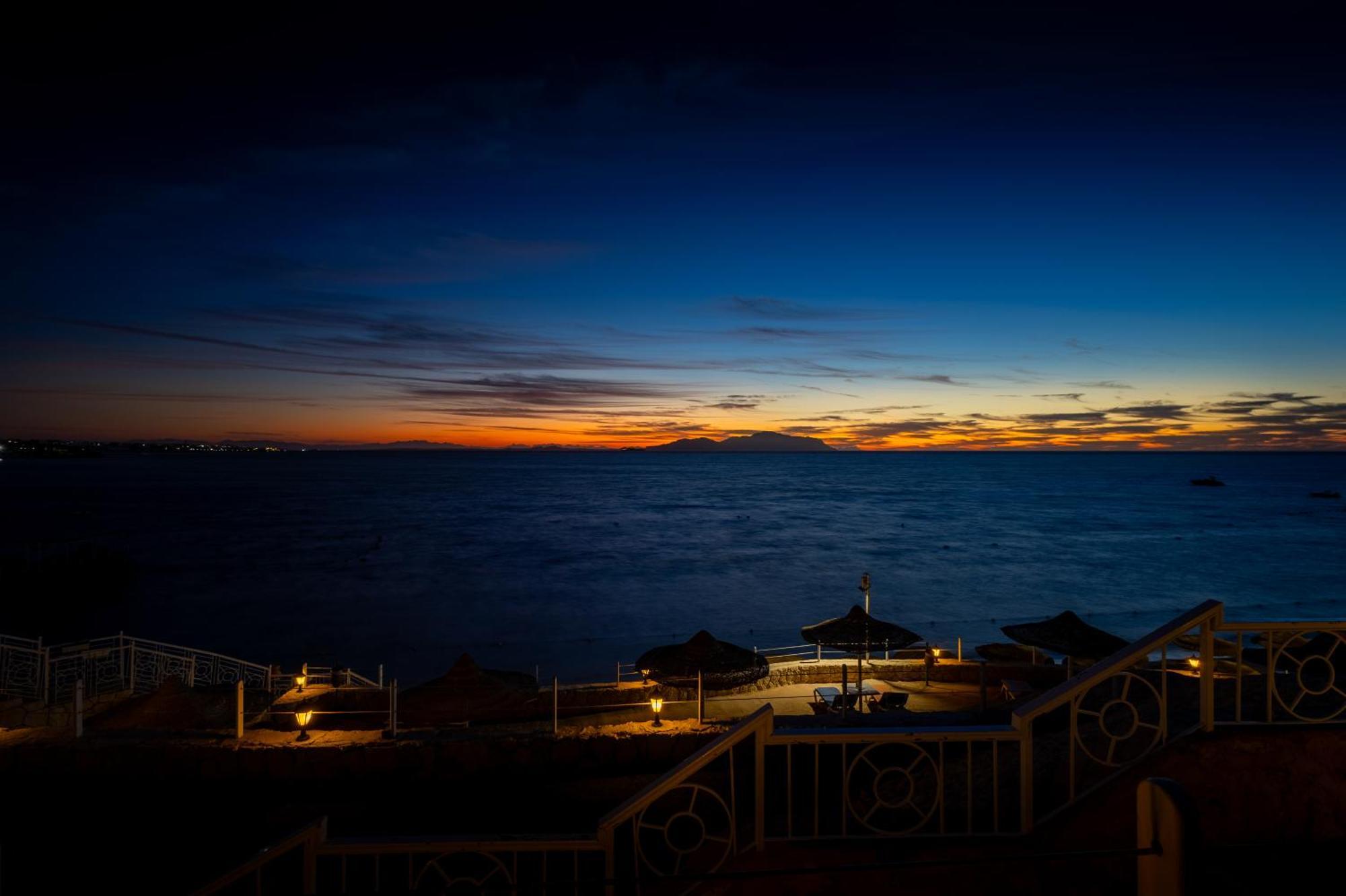 Sultan Gardens Resort Sharm El-Sheikh Exterior foto Sunset at the beach