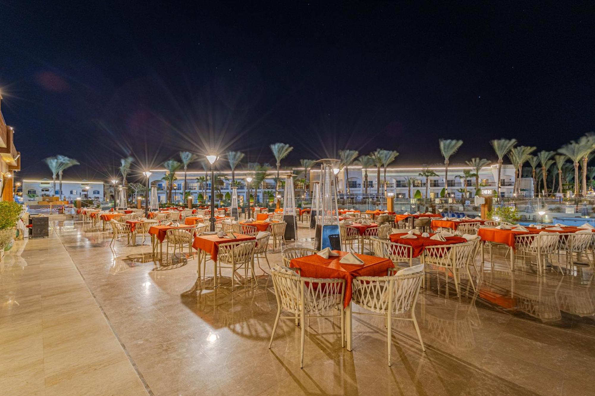 Sultan Gardens Resort Sharm El-Sheikh Exterior foto The resort at night